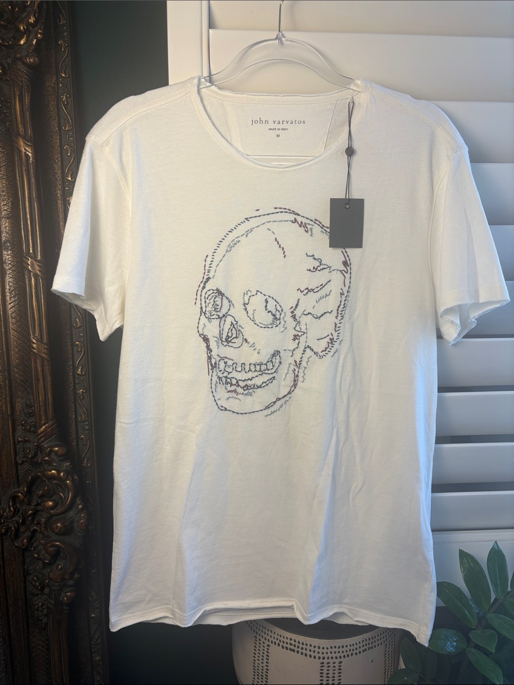 NWT John Varvatos Embroidered Skull Graphic Raw Edge Off White/Cream t-shirt, M